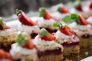 Obstcreme-Kuchen auf einem silbernen Tablett, nah dran, mit Erdbeeren und Sahne