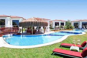 Pool-Bereich im Paloma Oceana Hotel mit Lounge-Liegestühlen und einer Bar.