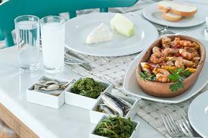 Frühstücksbuffet im Paloma Oceana Hotel mit Meeresfrüchten, Käse und Brot.