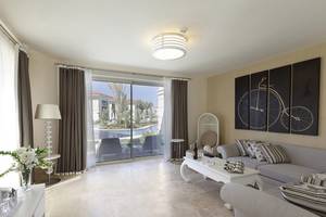Wohnzimmer im Paloma Oceana Hotel mit Blick auf den Pool und Außenbereich.