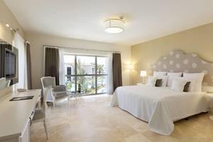 Luxuriöses Schlafzimmer im Paloma Oceana Hotel mit großem Bett und Panoramafenster.