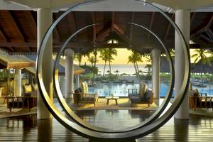 Innenbereich des Tamassa Bel Ombre Hotels mit Blick auf einen Swimmingpool und die Ozean