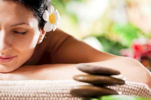 Frau genießt eine Massage im Hotel Tamassa Bel Ombre