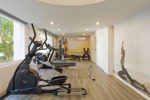 Fitnessbereich im HSM Golden Playa Hotel mit Geräten und großen Fenstern.