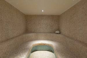 Sauna im HSM Golden Playa Hotel mit gefliesten Wänden und einer kleinen Bank