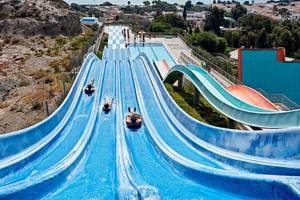 Personen rutschen auf der blauen Wasserrutsche des Porto Bello Royal Hotels