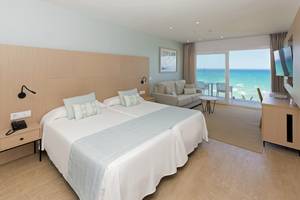 Doppelbettzimmer im HSM Golden Playa Hotel mit Meerblick, modernes Design und komfortabler Einrichtung.