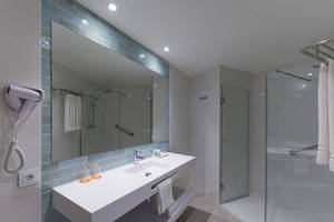 Badezimmer im HSM Golden Playa Hotel mit Spiegel, Waschbecken und Dusche