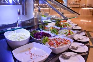 Buffet im Parrotel Beach Resort mit verschiedenen Salaten und Gerichten.
