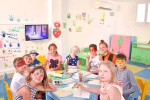 Gruppe von Kindern im Parrotel Beach Resort Spielzimmer mit Gesichtern bemalt und um einen Tisch versammelt