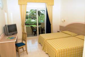 Doppelzimmer mit Balkon im Falkensteiner Club Funimation Garden Calabria
