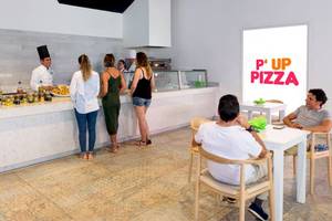 Im Playabachata Spa Resort stehen Gäste an der Pizza-Bar und bestellen.