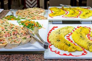 Frühstücksbuffet im Playabachata Spa Resort mit verschiedenen Gerichten.