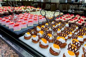 Dessertbuffet im Playabachata Spa Resort mit verschiedenen Kuchen und Törtchen.