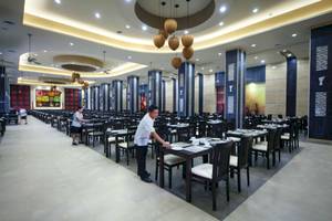 Innenansicht des Restaurants im Riu Cancun Hotel mit eingerichteten Tischen und Stühlen.