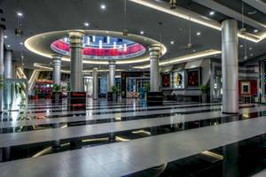 Innenansicht der Lobby des Riu Cancun Hotels mit Marmorboden und Säulen