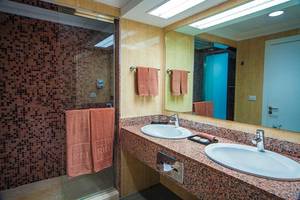 Badezimmer im Riu Cancun Hotel mit zwei Waschbecken, Spiegel und Duschkabine