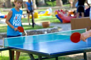Ein Junge spielt Tischtennis im Freien im Club Resort Atlantis.
