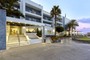 Der Eingang des Astir Beach Hotels in Kreta mit Stufen und Palmen