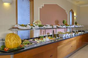 Buffet-Tisch im Astir Beach Hotel in Kreta mit verschiedenen Salaten und Gerichten.