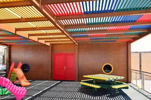 Kinderspielplatz mit bunten Spielgeräten und Pergola im Astir Beach Hotel auf Kreta.