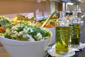 Salat im weißen Schüssel im Astir Beach Hotel auf Kreta mit OLIO Öl.