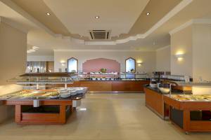 Buffetbereich des Astir Beach Hotels auf Kreta mit verschiedenen Speisen und einer modernen Einrichtung.