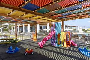Kinderspielplatz im Astir Beach Hotel in Kreta, geschützt unter einer bunten Pergola.