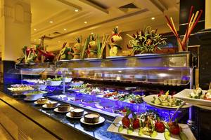 Buffet im Charmillion Club Aqua Park mit verschiedenen Gerichten und Dekorationen.