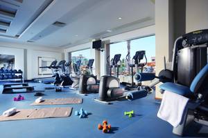 Fitnesscenter im Charmillion Club Aqua Park mit Laufbändern, Hanteln und Trainingsgeräten