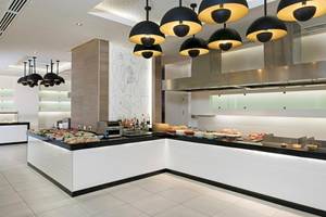 Buffet im Iberostar Origin Bella Vista Varadero Hotel mit vielen Speisen und dekorativen Lampen