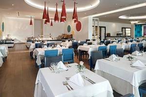 Innenansicht des Restaurants im Iberostar Origin Bella Vista Varadero Hotel mit eingerichteten Tischen und Stühlen.