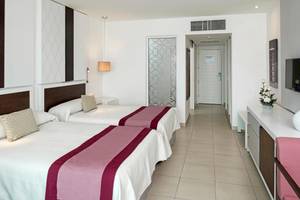 Doppelbettzimmer im Iberostar Origin Bella Vista Varadero Hotel mit modernem Design und bequemen Betten.
