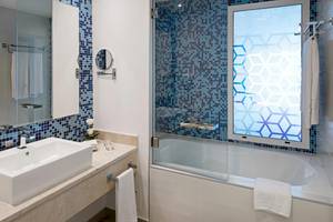 Badezimmer im Iberostar Origin Bella Vista Varadero Hotel mit blauen Fliesen und einer Badewanne.