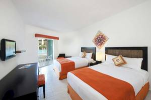 Zimmer im Casa Marina Beach Resort mit zwei Betten und Blick auf den Pool.
