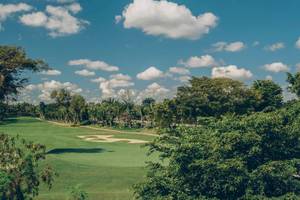 Golfplatz im Coral Level at Iberostar Selection Bávaro mit Bäumen und blauem Himmel