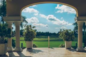 Terrasse des Coral Level at Iberostar Selection Bávaro mit Ausblick auf den Golfplatz