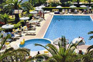 Pyli Bay Hotel Außenpool mit Liegestühlen und Sonnenschirmen.