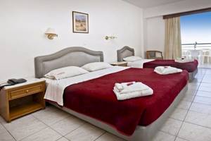 Doppelzimmer im Dedalos Beach Hotel mit Balkon und Meerblick.