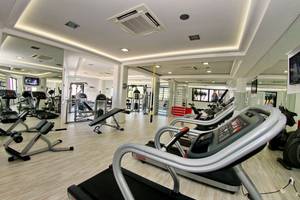 Fitnesscenter im Nana Golden Beach Hotel mit Laufbändern, Hanteln und anderen Trainingsgeräten.