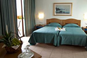 Doppelbett-Zimmer im Nana Golden Beach Hotel mit Früchtekorb und Blick auf Balkon