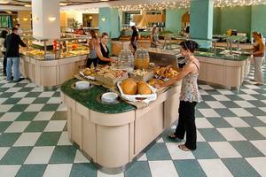 Frühstücksbuffet im Nana Golden Beach Hotel mit verschiedenen Speisen und Gästen.