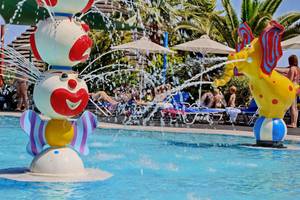 Wasserspiel im Pool des Nana Golden Beach Hotels mit bunten Clown- und Elefantenfiguren.