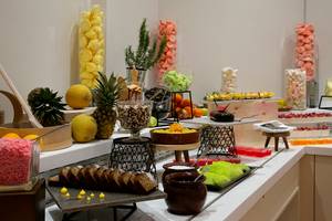 Frühstücksbuffet im Louis Paphos Breeze Hotel mit Obst, Gebäck und weiteren Leckereien.