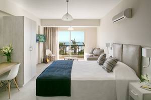 Innenansicht eines Hotelzimmers im Louis Paphos Breeze mit Blick auf das Meer.