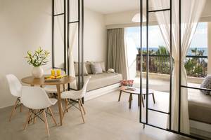 Balkon des Louis Paphos Breeze Hotels mit Sitzecke und Tisch im Innenraum