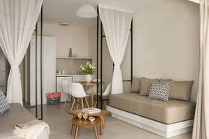Innendesign des Louis Paphos Breeze Hotels mit modernen Möbeln und weichen Stoffen.
