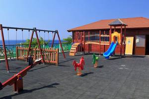 Strandspielplatz des Rodos Princess Beach Hotels mit Blick auf das Meer