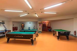 Billardhalle im Rodos Princess Beach Hotel mit drei Billardtischen und Arcade-Spielen.