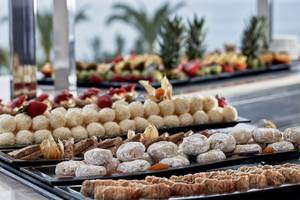Buffet-Tisch im Rodos Princess Beach Hotel mit verschiedenen Desserts und Früchten.